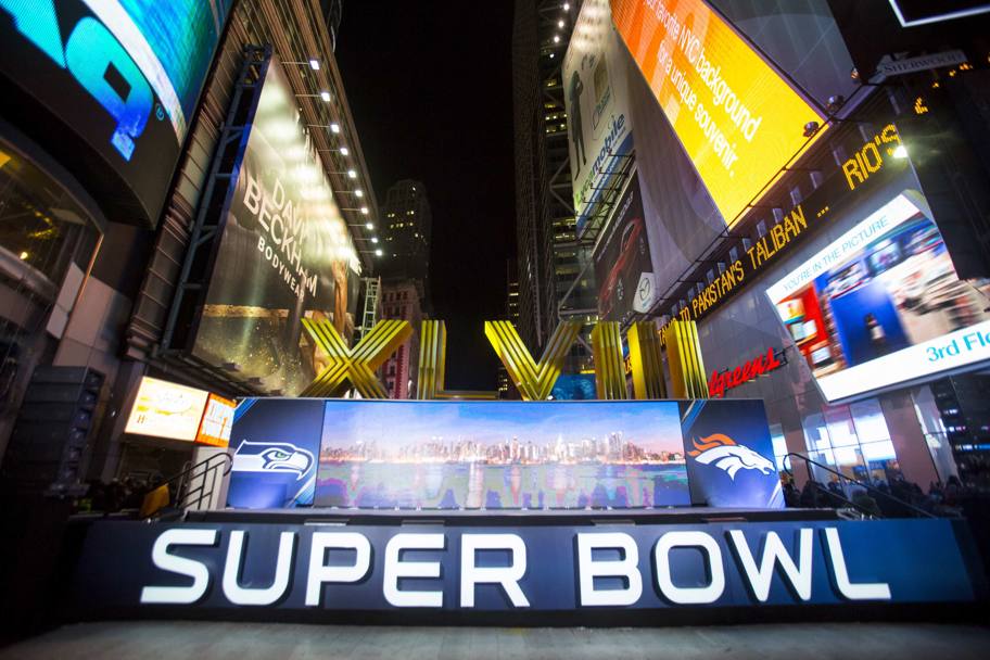 Anche a Broadway non poteva mancare un adeguato omaggio al Super Bowl (Action Images)